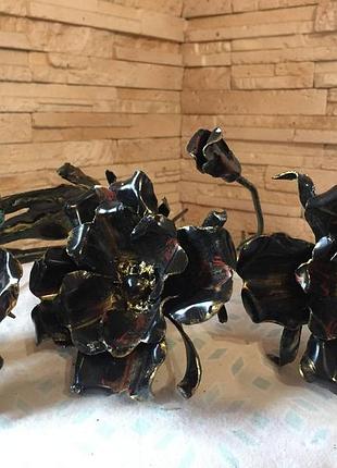 Три цветка мака из металла выполнены в технике ручной ковки и художественной росписи