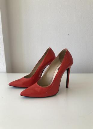 Красные туфли-лодочки из натуральной лаковой кожи 39 р