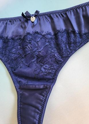 Трусики стрінги темно-синього кольору з гіпюровими вставками2 фото