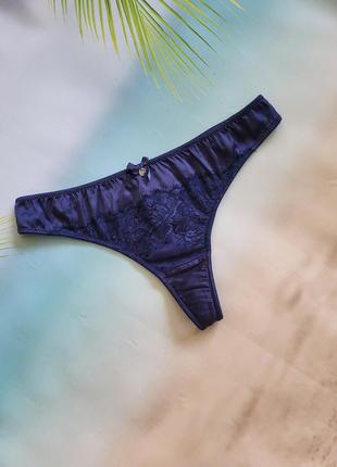 Трусики стрінги темно-синього кольору з гіпюровими вставками
