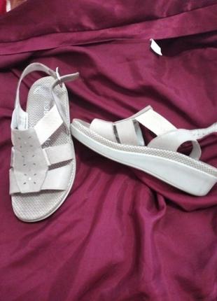 Кожаные босоножки