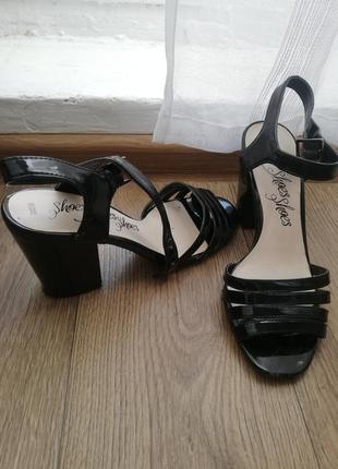 Босоніжки на каблуку лакові