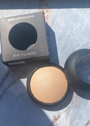 Мінеральний запечений хайлайтер від il makiage