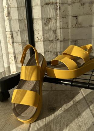 Женские сандалии crocs brooklyn low wedge w (w8) 24.0 см yellow
