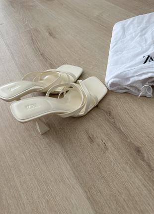 Шкіряні босоніжки zara