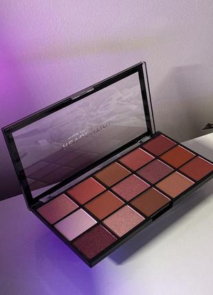 Палетка теней makeup revolution