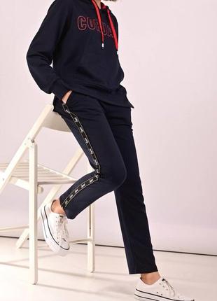 Спортивний жіночий костюм