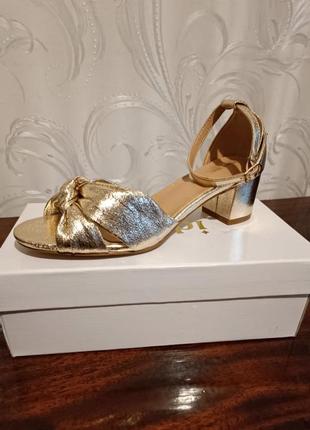 Женские босоножки