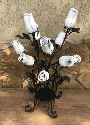 Кованый металлический букет роз в вазе