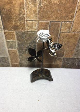 Кованая металлическая роза на подставке (подставка изготовлена из прессованного картона окрашенного в черный