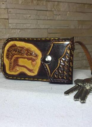 Кожаный держатель для ключей с гравировкой