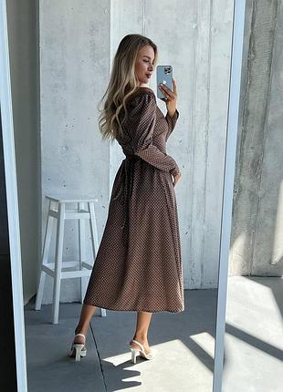 Сукня по спинці корсетна шнурівка рахунок чого ширина регулюється.