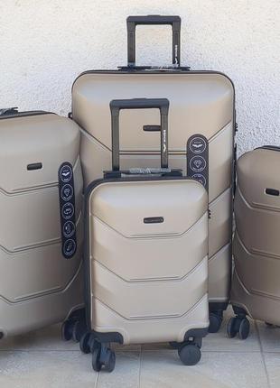 Чемодан  ручная кладь  wings  149 шампанское  
на спаренных колесах