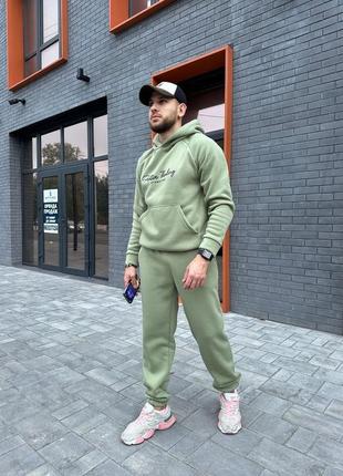 Чоловічий спортивний костюм