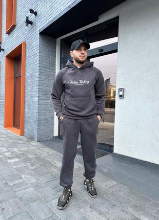 Чоловічий спортивний костюм