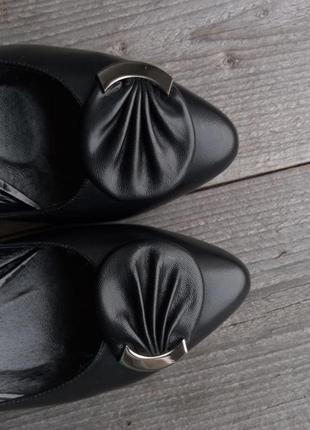 Черные туфли лодочки кожаные на среднем каблуке классические на каждый день3 фото