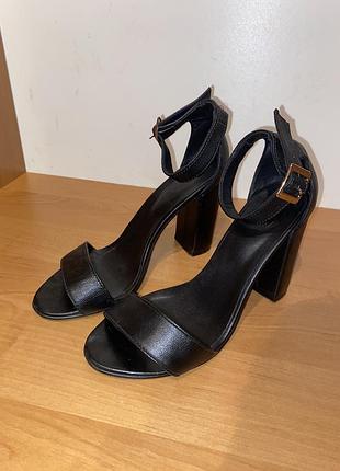 Базові босоніжки на підборах