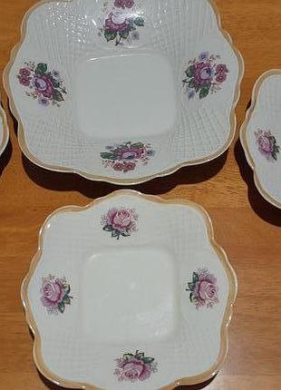 Красивый набор тарелок с цветами -одна большая,три маленькие. новые