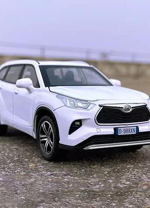 Игрушечная машинка toyota highlander металлическая 1:32