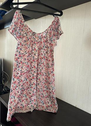 Качественное актуальное свободное платье в цветок