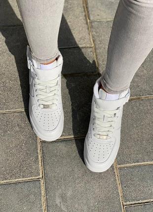 Жіночі кросівки nike air force 1 classic high white знижка sale | smb10 фото