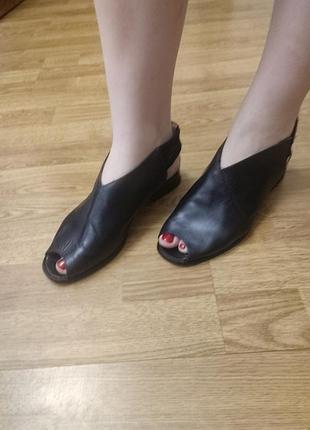 Босоніжки закриті шкіряні