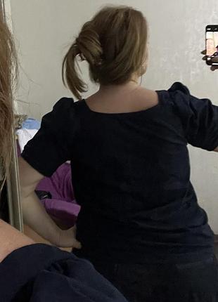 Трикотажна футболка з красивими рукавами