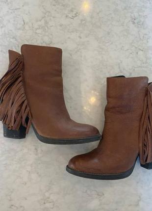 Фирменные кожаные ботильоны с бахромой steve madden