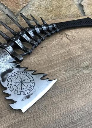 Компактный топор для уличного использования с выгравированным наконечником на котором изображены компас
