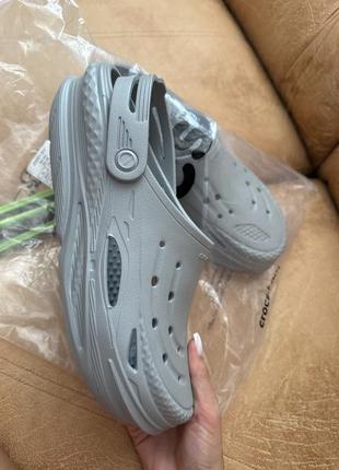 Чоловічі шльопанці крокси crocs off grid clog 209501-0075 фото