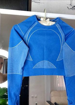 Безшовний топ з довгим рукавом.