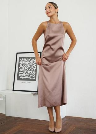Стильное бежевое платье из атлас-сатина