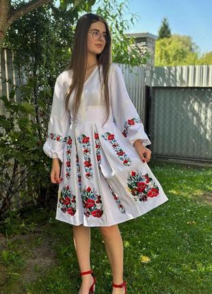 Жіноча вишита сукня