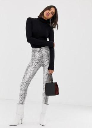 Джинсы скинние смеинный принт bershka