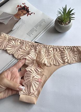 Бесшовные бразилианы на завышенную посадку с кружевом сзади 😍