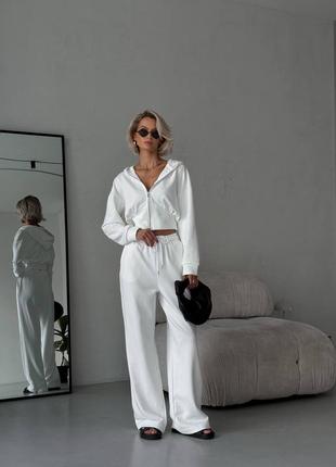 Стильный белый костюм широкие брюки и свитшот