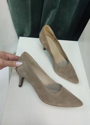 Туфлі лодочки з італійської шкіри та замші жіночі бежеві на шпильці2 фото