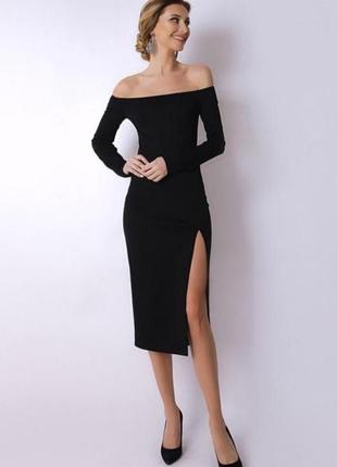 Черное платье с вырезом