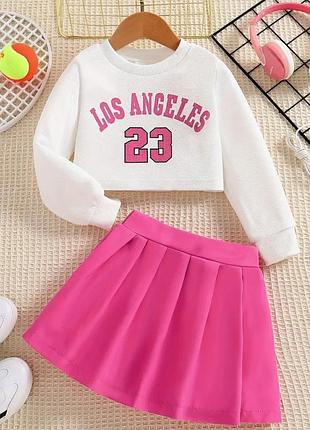 Яркий костюм