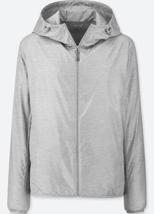 Женская легкая куртка uniqlo.