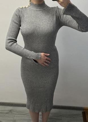 Серое платье миди на длинный рукав