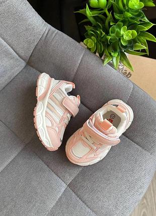 Неймовірно гарні рожеві кросівки для дівчаток