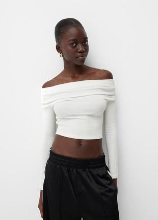Топ с открытыми плечами и сборками по бокам bershka
