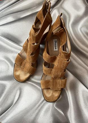 Замшеві коричневі босоніжки на каблуку р 40