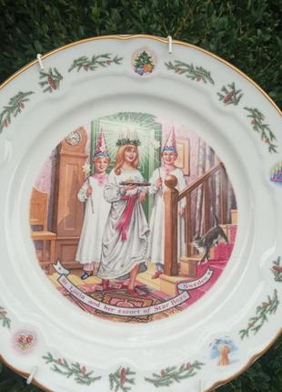 Тарелка декоративная из фарфора рождеством от royal worcester 1984 год . состоянии идеальное