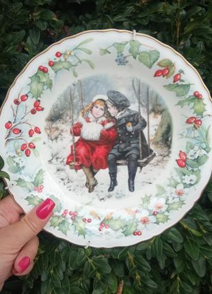 Тарелка декоративная из фарфора высокого качества отwedgwood , состояние идеальное
