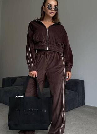 Жіночий велюровий костюм вільного крою