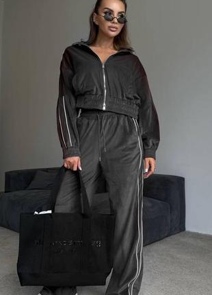 Женский велюровый костюм свободного кроя