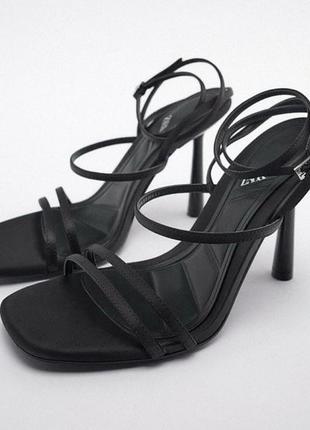 Шикарные черные сатиновые босоножки zara