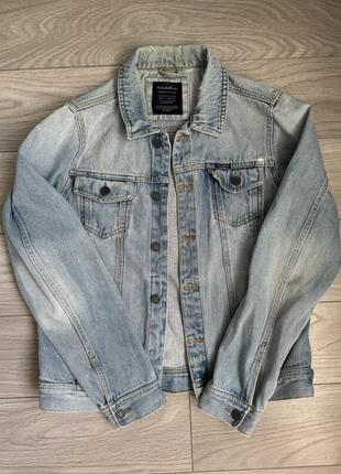 Джинсова блакитна куртка від pull&bear